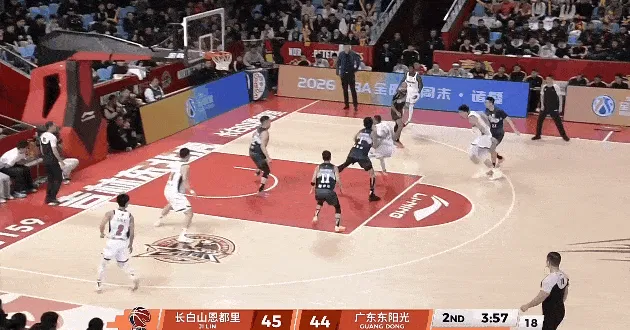 星空体育-张皓嘉篮下接球上空篮不进,焦泊乔二次进攻补篮打进