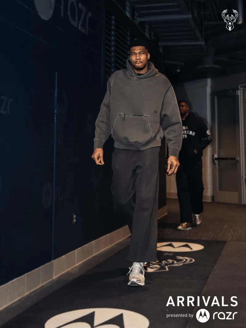 STAR SPORTS-霸气十足！雄鹿社媒晒字母哥步入今日比赛场馆的瞬间